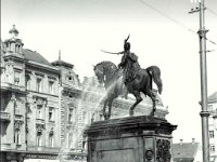 Trg bana Jelačića 1934. godine. Pranje spomenika
